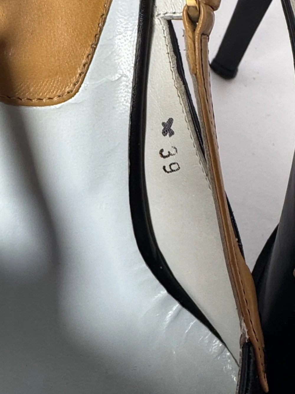 TOD'S Women's Black Leather Tan Strap Slingback Pumps Pointy Toe 39 Chic Classic